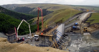 Stire din Economie : Rezilierea contractului cu Bechtel a fost amânată