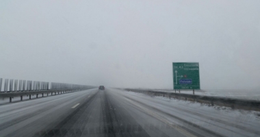 Stire din Eveniment : Atenție, șoferi! Se circulă cu dificultate pe Autostrada Soarelui din cauza viscolului