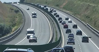 Cozi kilometrice pe Autostrada Soarelui. Șoferii sunt sfătuiți să aleagă rute alternative
