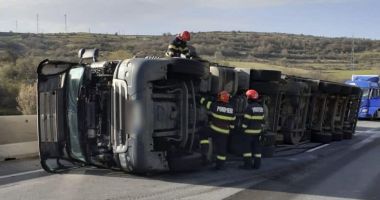 Stire din Eveniment : Autotren încărcat cu orz, răsturnat la intrare în Portul Agigea. Se asigură măsuri PSI