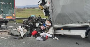 Stire din Eveniment : Un șofer de autoutilitară a murit captiv în propria cabină, după ce a intrat în plin într-un TIR oprit