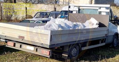 GALERIE FOTO. Autoutilitară confiscată de polițiștii locali constănțeni, pentru transport și depozitare ilegală de deșeuri - 2