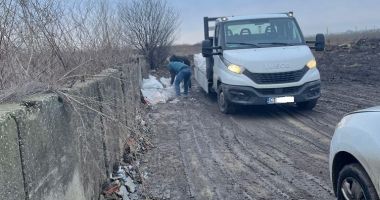 GALERIE FOTO. Autoutilitară confiscată de polițiștii locali constănțeni, pentru transport și depozitare ilegală de deșeuri - 3