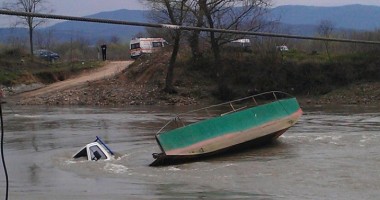Stire din Diverse : O autoutilitară a dispărut în râul Mureș. Șoferul a fost înghițit de ape