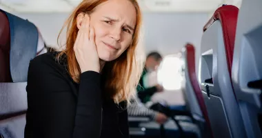 Stire din Sănătate : De ce ni se înfundă urechile în avion și cum scăpăm de acest disconfort