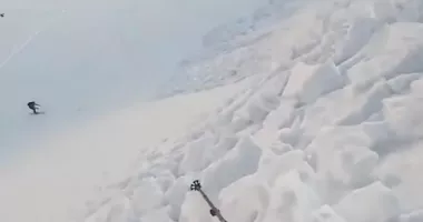Stire din Eveniment : Avalanșă în Munții Bucegi: trei salvamontiști surprinși de o placă de zăpadă, unul scos de colegi de sub omăt