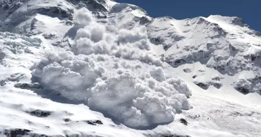 Stire din Eveniment : Avalanșă puternică în Bucegi, o persoană surprinsă sub zăpadă, salvatorii intervin cu elicopter și câini de căutare