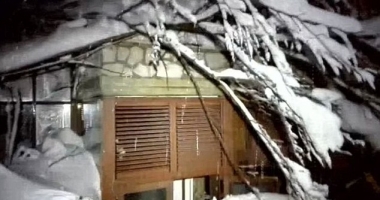 Imagini foto-video șocante. Avalanșă ucigașă în Italia! / ROMÂNCĂ ȘI COPIII EI, ÎNGROPAȚI DE VII ÎN ZĂPADĂ - 4
