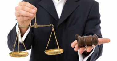 Stire din Actualitate : Cei mai săraci dintre români vor beneficia în 2023 de servicii de avocatură gratuite. Care sunt condițiile