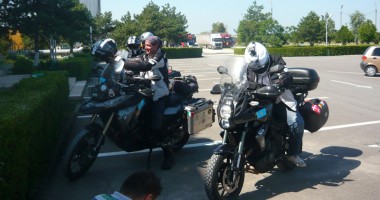Trei motocicliști kazahi  au ajuns la Constanța  într-o aventură de 15.000 de km - 3