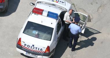 Aveți grijă cui deschideți ușa! Un hoț se dădea drept distribuitor de pliante