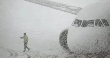 Stire din Actualitate : Haos pe aeroporturi. Avioane blocate la sol din cauza zăpezii