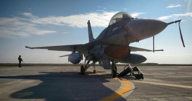 Stire din Eveniment : Două avioane F-16 Fighting Falcon, aduse din Portugalia, în dotarea Armatei Române