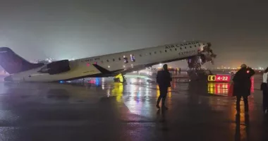 Stire din Actualitate : Pilot și copilot grav răniți într-un accident pe pista aeroportului LaGuardia