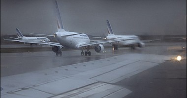 Stire din Eveniment : Aeroportul Otopeni a fost închis / Curse deviate către Constanța