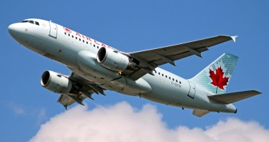 Stire din Actualitate : Un pasager al companiei Air Canada a găsit  un ac într-un sandviș servit în timpul zborului