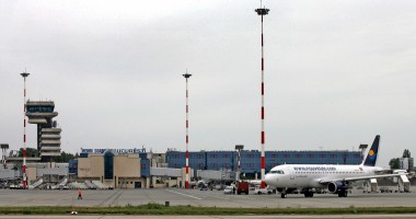 Stire din Eveniment : AMENINȚARE CU BOMBĂ PE OTOPENI: Pasagerii unui avion au fost evacuați de urgență