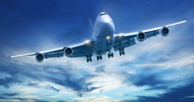 Stire din Actualitate : INCIDENT AVIATIC: Un avion cu 230 de pasageri la bord s-a lovit de un stâlp de iluminat