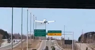 Un avion a aterizat de urgență pe o autostradă plină cu mașini din Canada