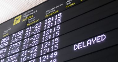 Stire din Social : ANPC, recomandări pentru călătoria cu avionul de sărbători. Ce drepturi au pasagerii dacă zborul este întârziat