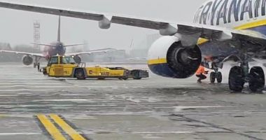 Stire din Actualitate : Traficul aerian se desfășoară normal, în condiții de iarnă, pe aeroporturile din București