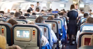 Stire din Actualitate : Panică la bordul unui avion. Un pasager cu halucinații a încercat să intre în cabina pilotului