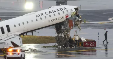 Stire din Actualitate : Tragedie aviatică. Doi piloți au murit după coliziunea unui avion cu o autospecială