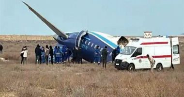 Stire din Actualitate : Un avion cu peste o sută de pasageri la bord s-a prăbușit, iar zeci de persoane au decedat