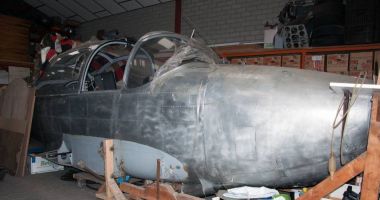 Stire din Eveniment : A servit în aviația militară germană, dar zace în hangar. Ar mai avea șanse de decolare? / GALERIE FOT0