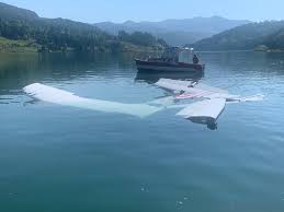 Stire din Eveniment : Un avion s-a prăbușit în lacul Colibița, Bistrișa-Năsăud. Pilotul a murit în urma impactului