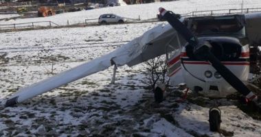 Stire din Eveniment : Un avion a ratat decolarea! Aparatul s-a prăbușit pe aerodromul Măgura Cisnădie. Doi piloți se aflau în aeronavă