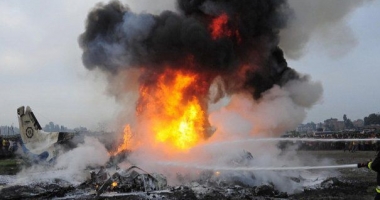 Stire din Actualitate : TRAGEDIE AVIATICĂ / Un avion s-a prăbușit peste o casă