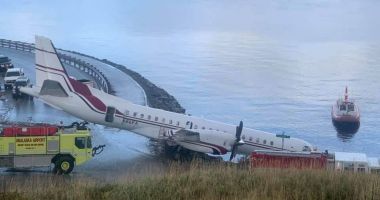 Stire din Actualitate : FOTO. O aeronavă plină cu oameni a ratat aterizarea
