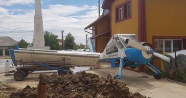 Stire din Eveniment : Un primar a parcat un avion în fața primăriei. Acesta anunță că va urma și aeroportul