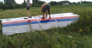 Foto și Video. Blestemul Malaysia Airlines se repetă! Un Boeing 777 cu 295 de pasageri, prăbușit în Ucraina. "Nu este un accident, ci un act terorist" - 5