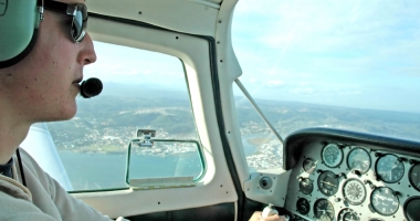 Stire din Actualitate : Avion deviat după ce toți membrii echipajului  s-au îmbolnăvit
