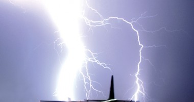 Stire din Actualitate : Avion lovit de fulger lângă Paris