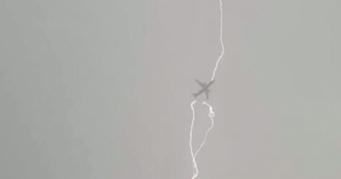 Stire din Actualitate : Un avion cu pasageri a fost lovit de fulger