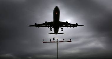 Stire din Actualitate : Avion evacuat din cauza unei alerte cu bombă