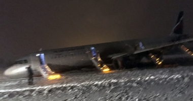Stire din Actualitate : GRAV ACCIDENT AVIATIC / Un Aeroflot A321 a căzut la aterizare și s-a oprit pe câmp. Avionul a fost la un pas de explozie