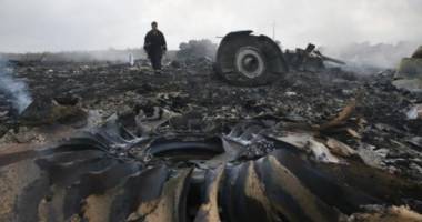 Stire din Actualitate : Video. Zborul MH17. Imaginile care au terifiat o lume întreagă! Separatiștii scotocesc printre obiectele victimelor