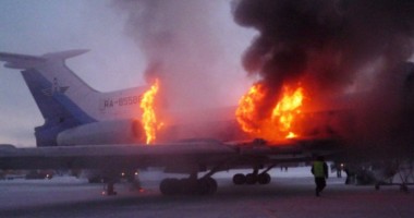 Stire din Actualitate : Un avion de pasageri a luat foc după ce s-a rupt la aterizare