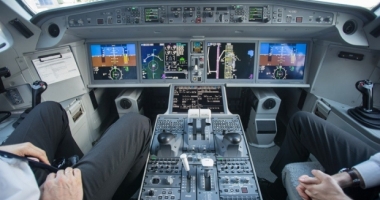 Stire din Actualitate : Pilot beat, arestat chiar înainte de decolare. Se pregătea de un zbor lung de 11 ore