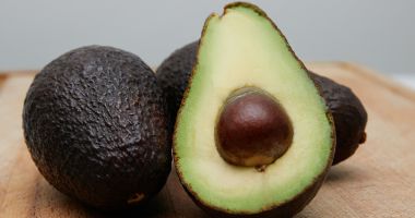Stire din Sănătate : Avocado ajută la tratarea afecțiunilor cronice ale pielii, cum ar fi eczema și acneea