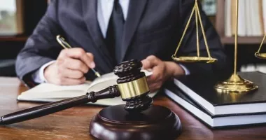 Stire din Eveniment : Se dădea avocat și promitea recuperarea permiselor. Un bărbat, reținut pentru înșelăciune