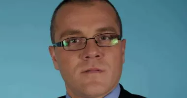 Nouă ani și două luni de închisoare pentru avocatul care și-a agresat cu brutalitate fosta iubită