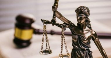 Stire din Eveniment : Falsă avocată, ridicată de poliţie după ce ar fi păcălit mai multe persoane cu sume mari de bani