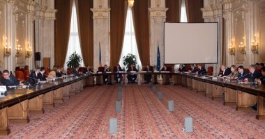 Stire din Politică-Administrație : Revizuirea Constituției: Avocatul Poporului nu mai poate fi revocat