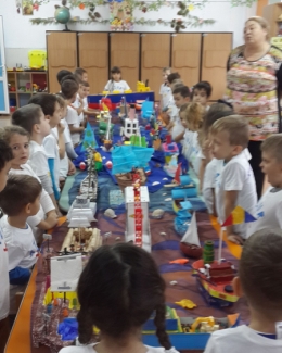 Preșcolarii de la grădinița "Azur" au construit prima flotă de vapoare din materiale reciclabile - 6
