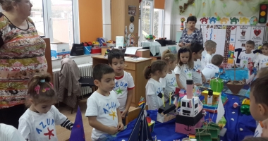 Preșcolarii de la grădinița "Azur" au construit prima flotă de vapoare din materiale reciclabile - 9